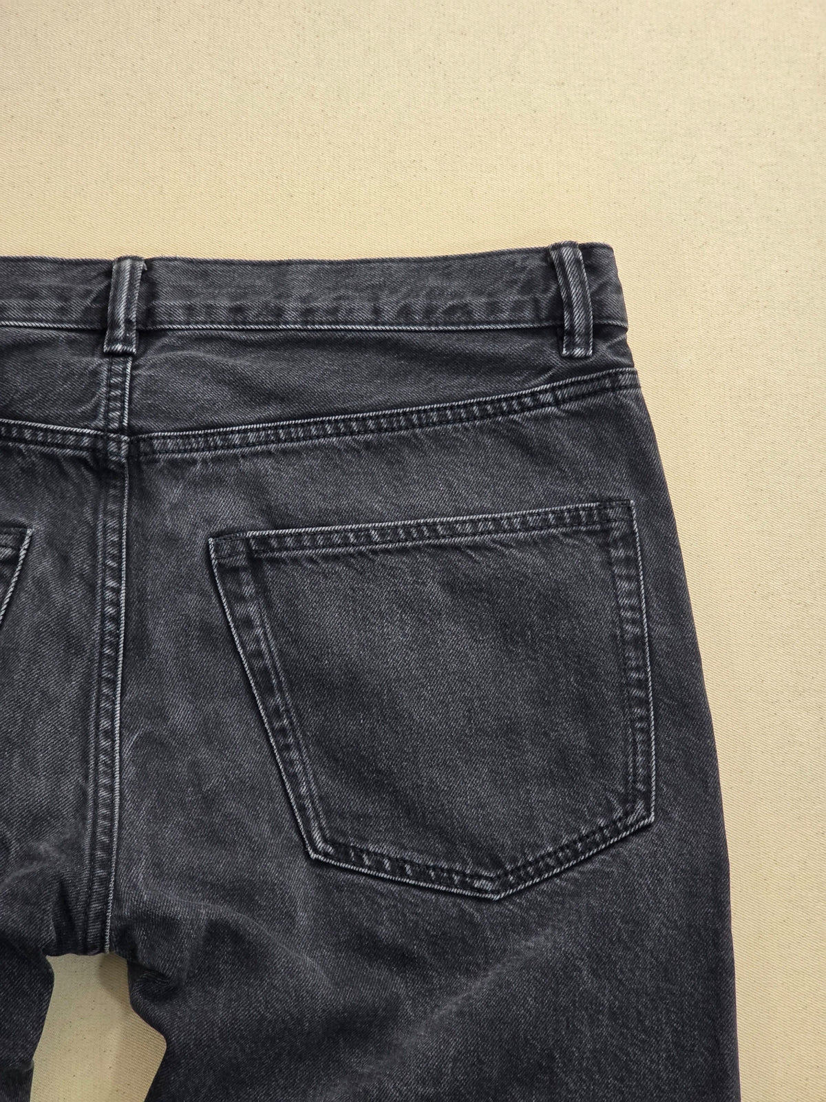 Spodnie jeansowe Arket Coast czarne wycierane roz. 32/32