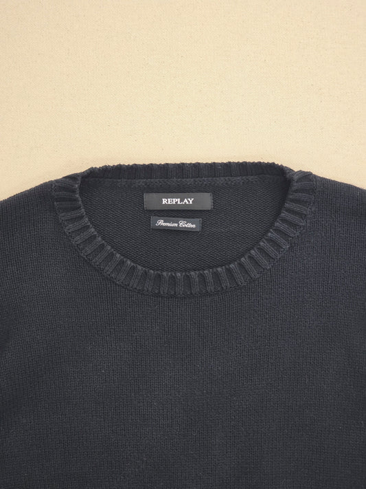 Sweter męski Replay Premium Cotton czarny okrągły dekolt roz. L – detal 1 | vntg.studio™