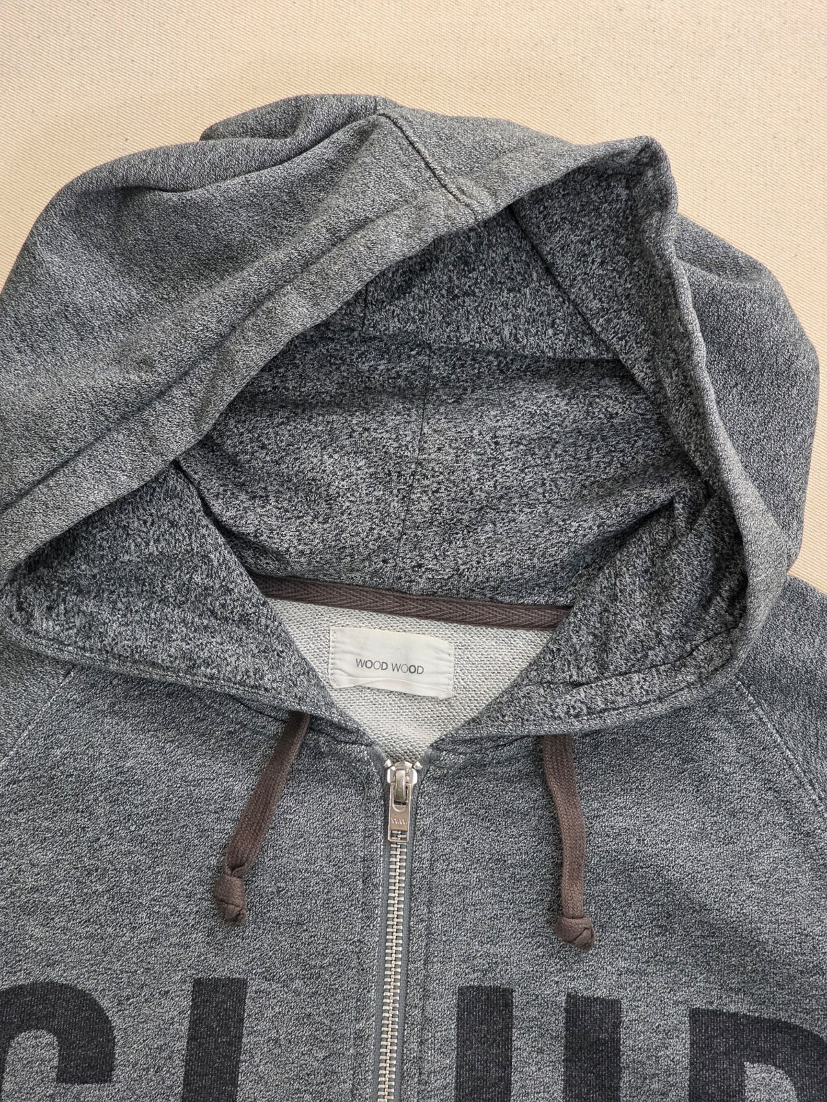 Bluza unisex Wood Wood rozpinana z kapturem szara melanż roz. XL – detal 2 | vntg.studio™