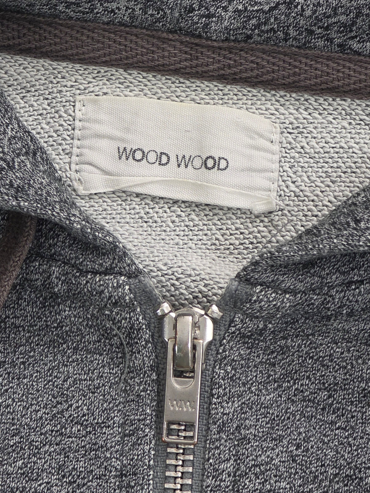 Bluza unisex Wood Wood rozpinana z kapturem szara melanż roz. XL – detal 3 | vntg.studio™