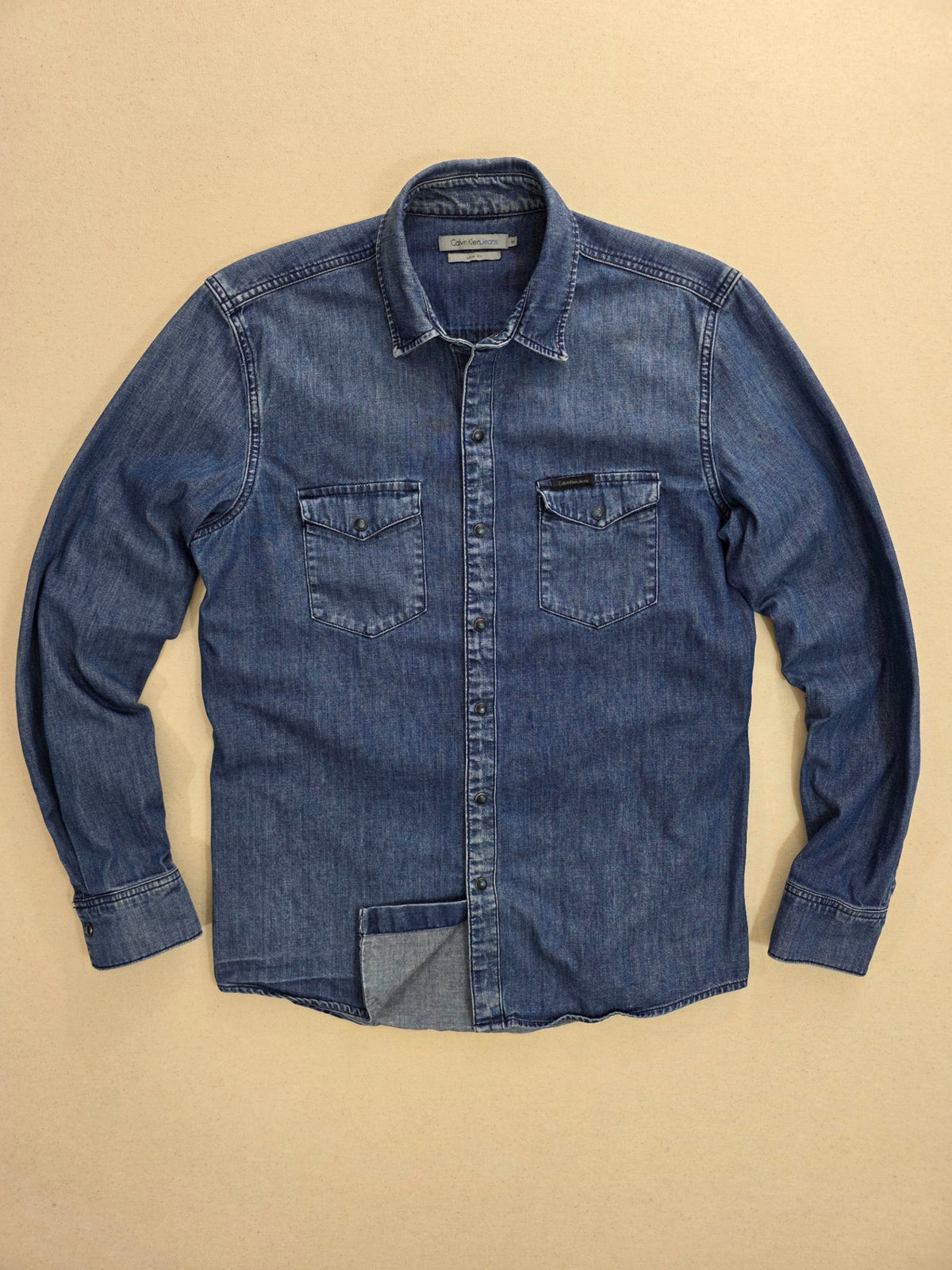 Koszula męska Calvin Klein Jeans dżinsowa niebieska slim fit roz. M – detal 1 | vntg.studio™
