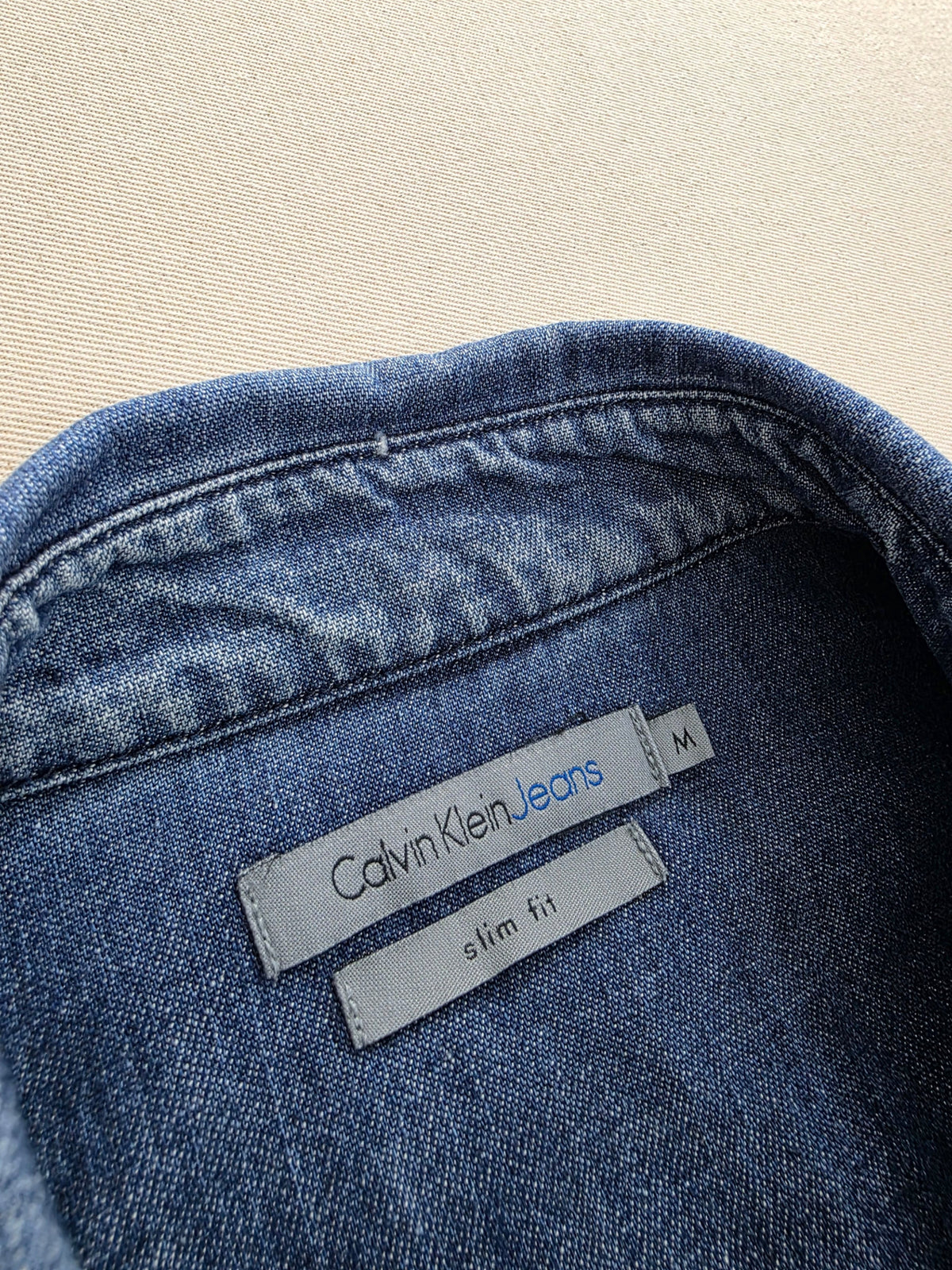 Koszula męska Calvin Klein Jeans dżinsowa niebieska slim fit roz. M – detal 2 | vntg.studio™