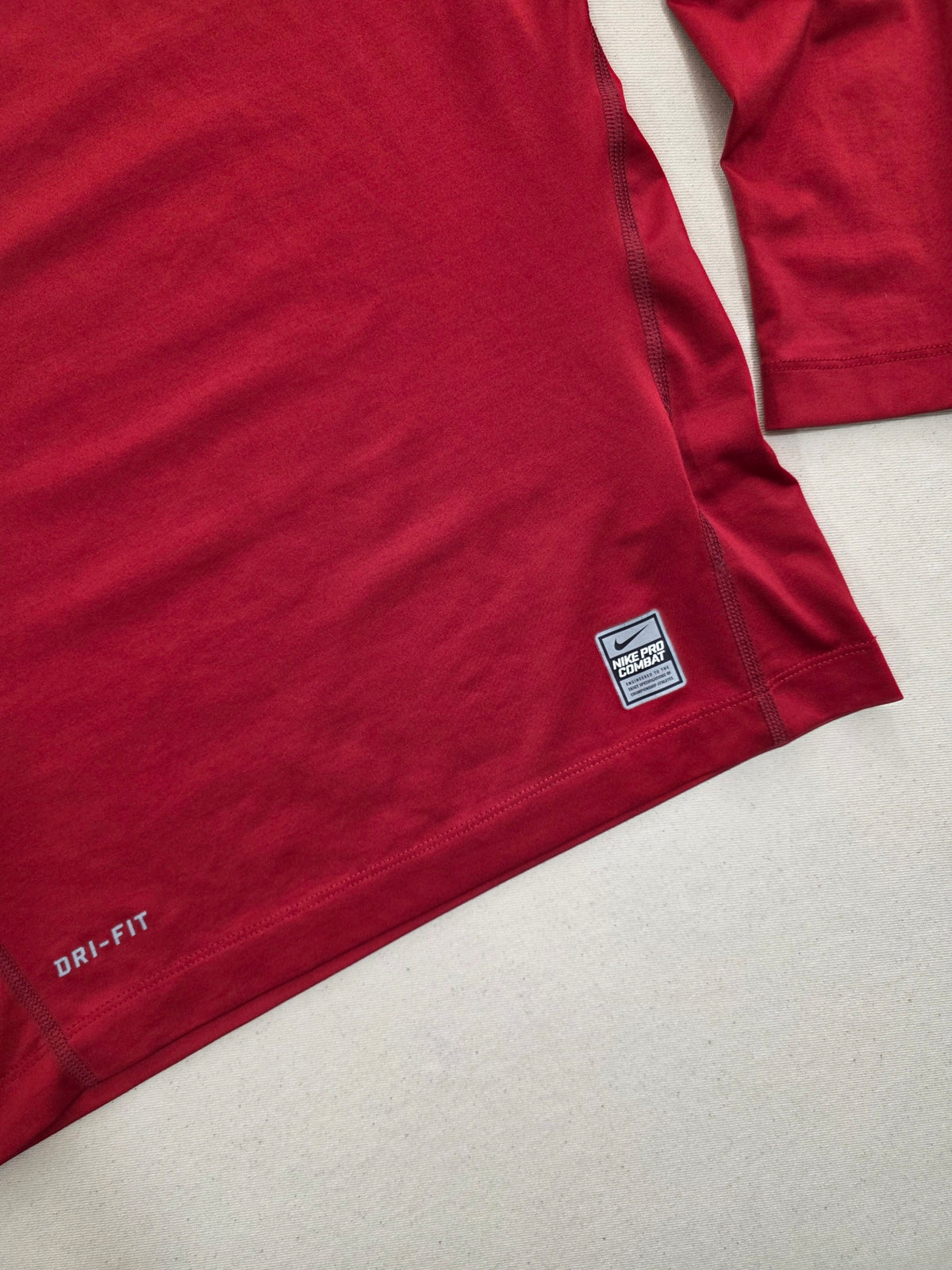 Koszulka męska Nike Pro Combat termoaktywna czerwona golf roz. L – detal 2 | vntg.studio™