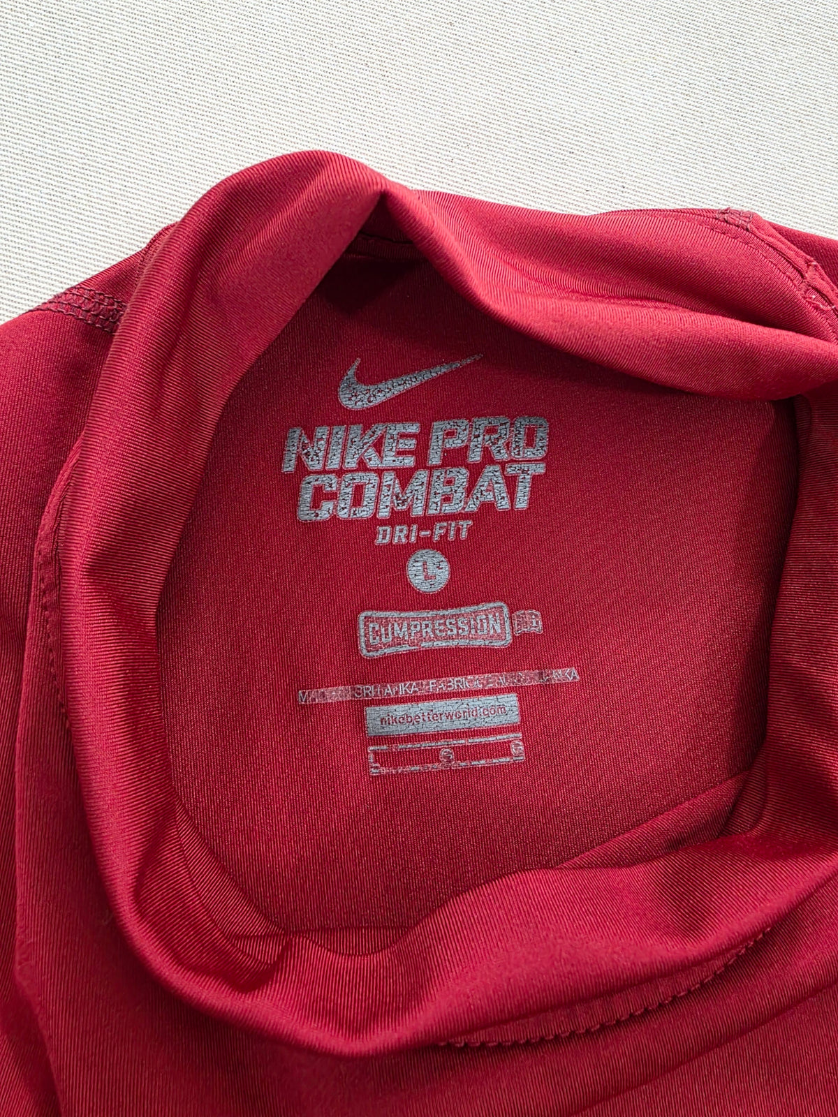 Koszulka męska Nike Pro Combat termoaktywna czerwona golf roz. L – detal 4 | vntg.studio™