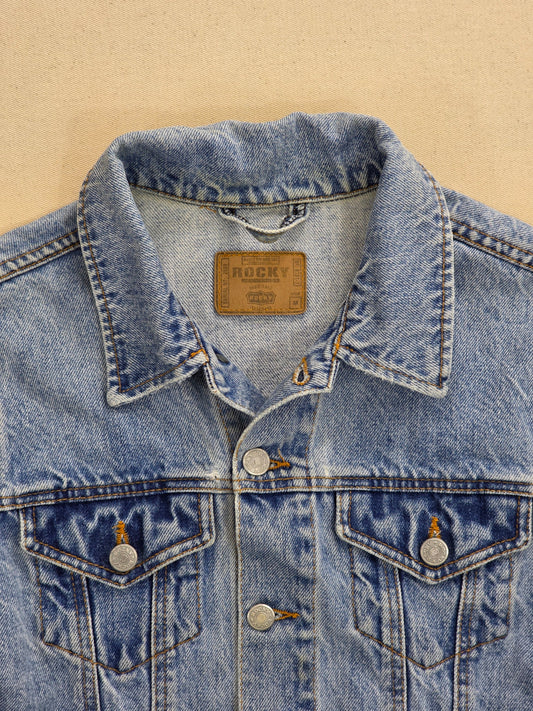 Kurtka jeansowa Rocky Vintage Trucker Jacket jasnoniebieska roz. M – widok tyłu | vntg.studio™