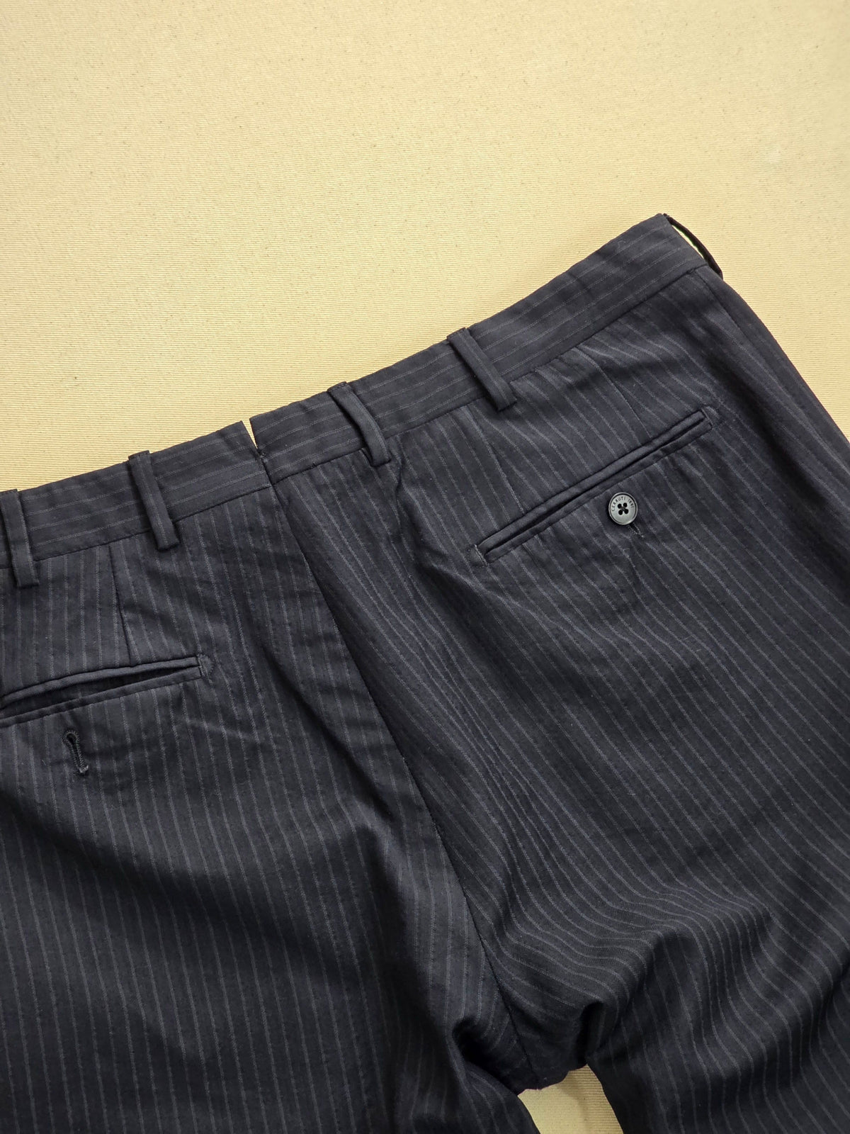 Spodnie garniturowe Cerruti 1881 wełniane w prążki (pinstripe) granatowe vintage 52 / L