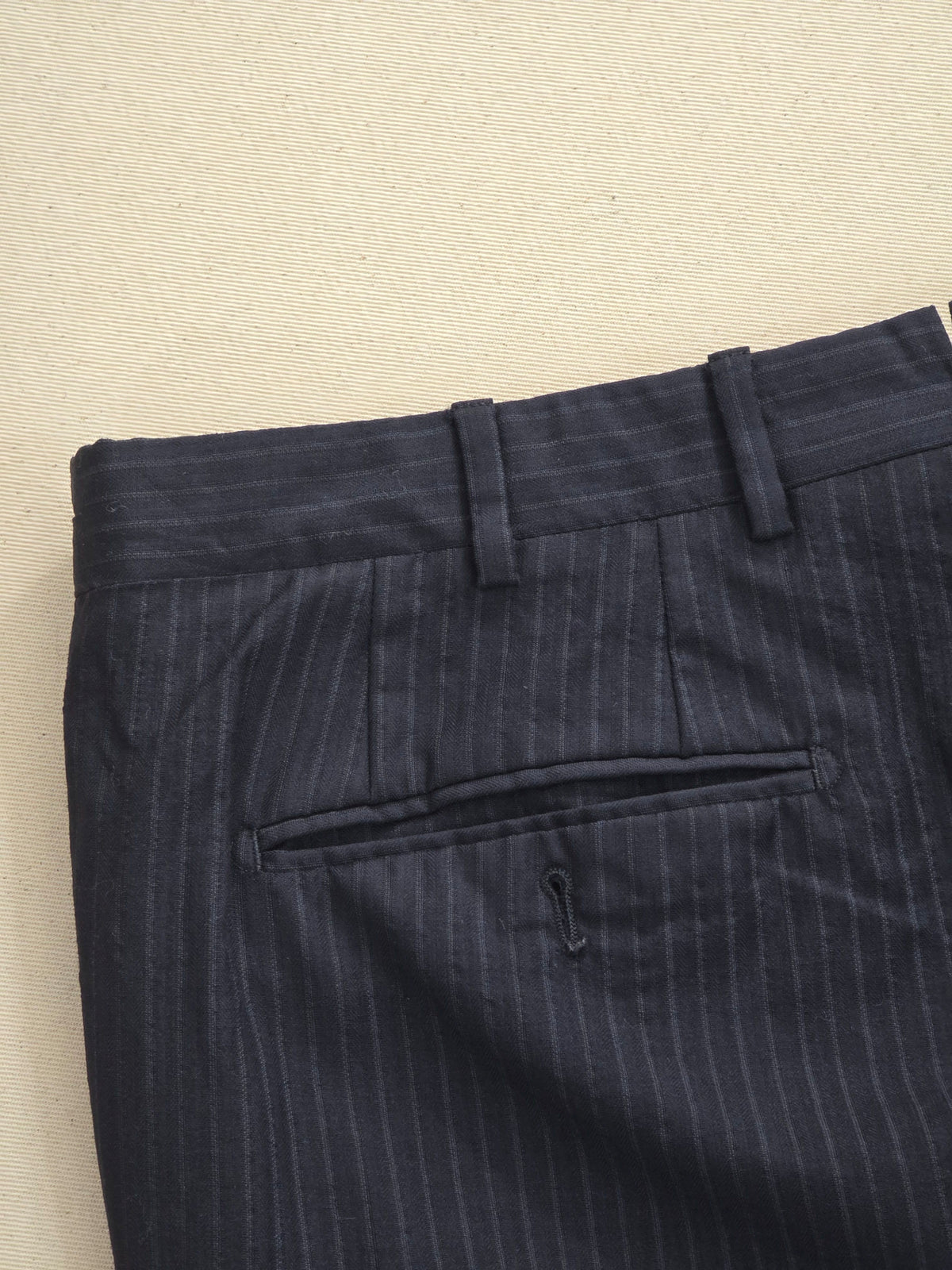 Spodnie garniturowe Cerruti 1881 wełniane w prążki (pinstripe) granatowe vintage 52 / L