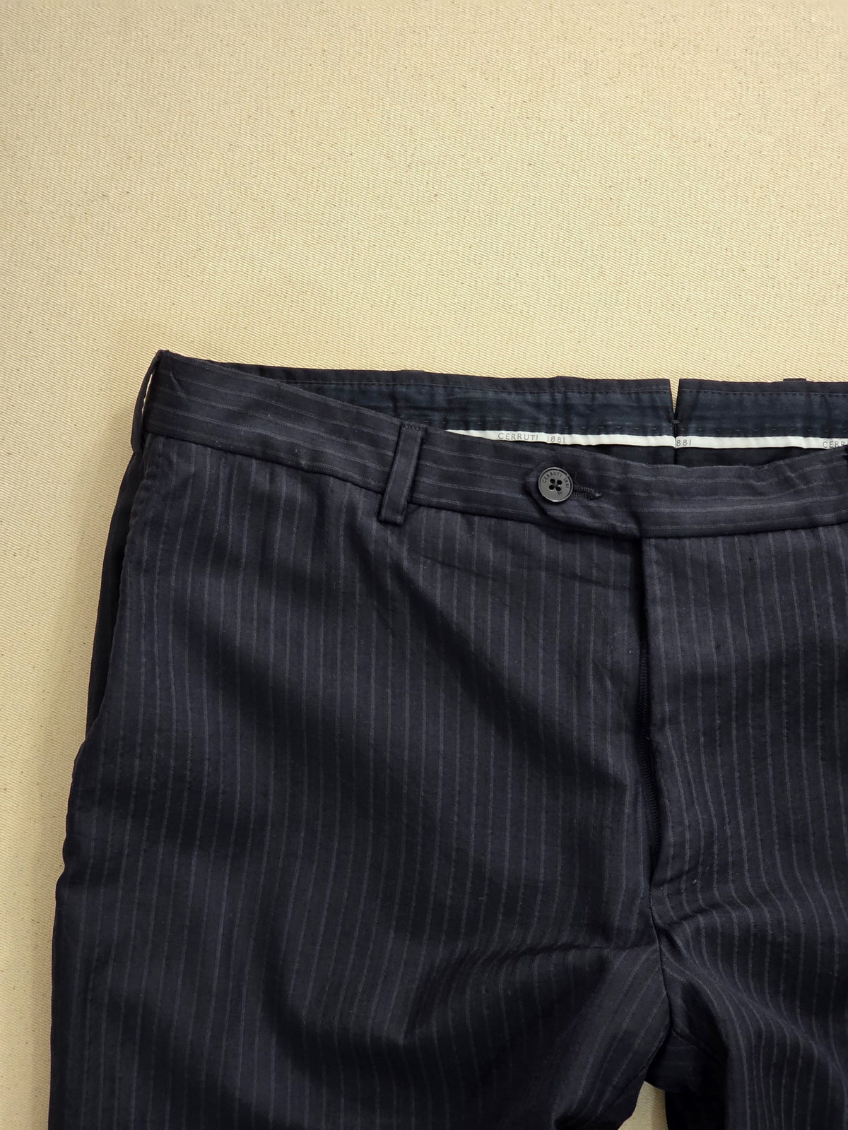 Spodnie garniturowe Cerruti 1881 wełniane w prążki (pinstripe) granatowe vintage 52 / L