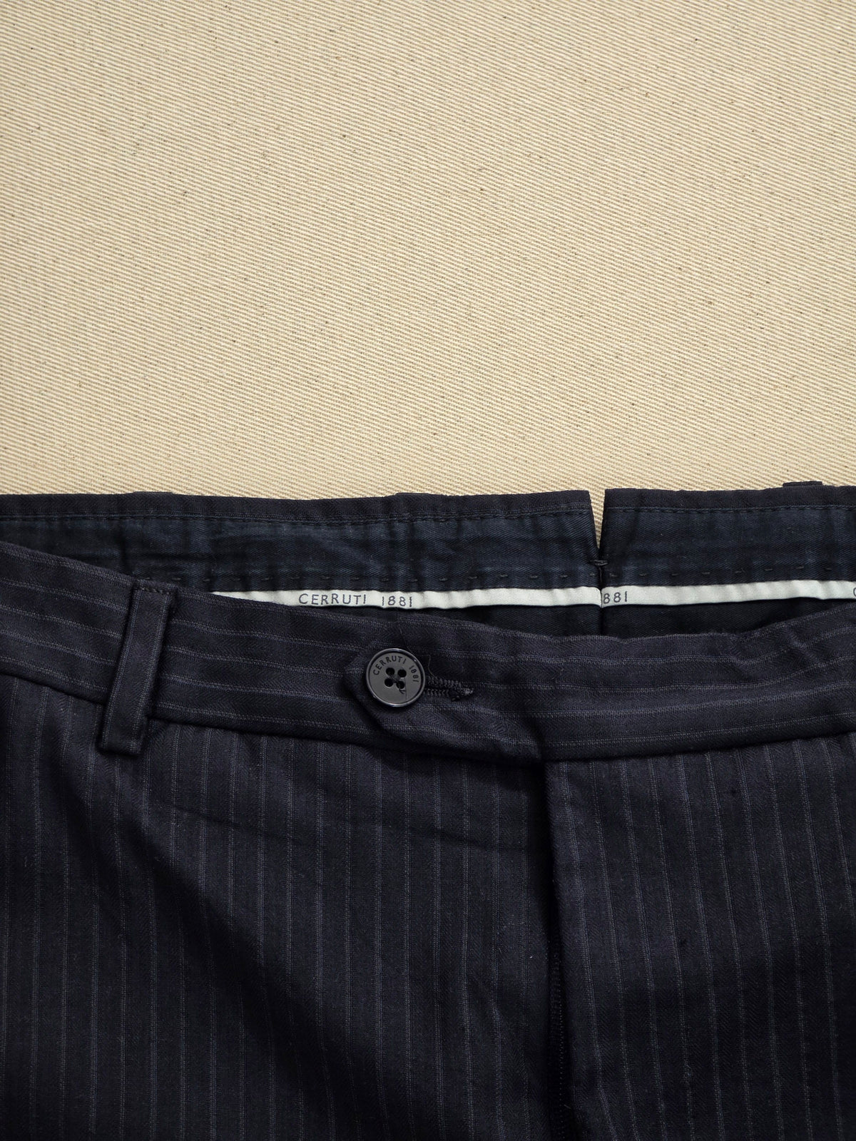 Spodnie garniturowe Cerruti 1881 wełniane w prążki (pinstripe) granatowe vintage 52 / L