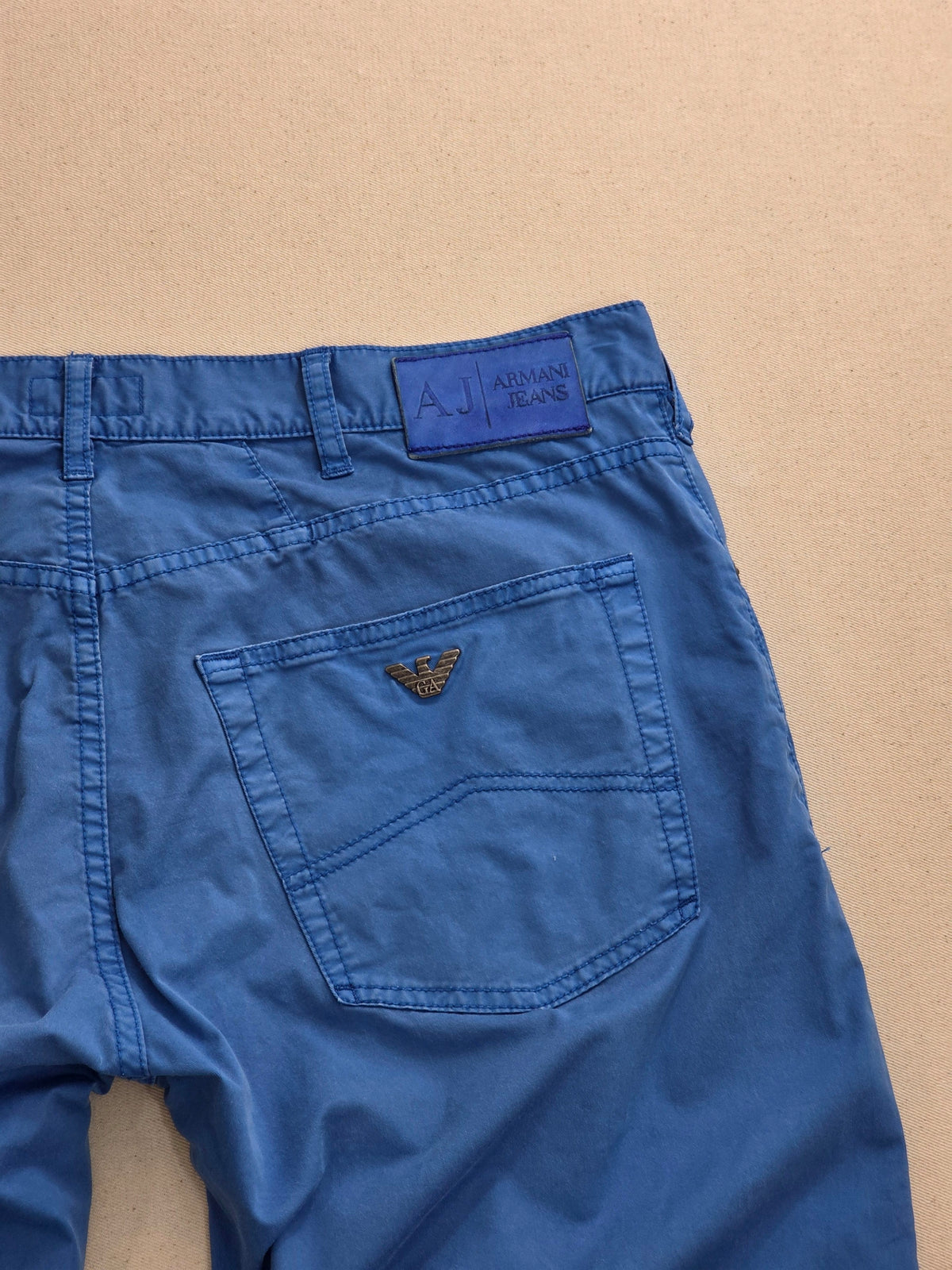 Spodnie męskie Armani Jeans niebieskie chinosy J45 Regular Fit roz. W36 – detal 10 | vntg.studio™