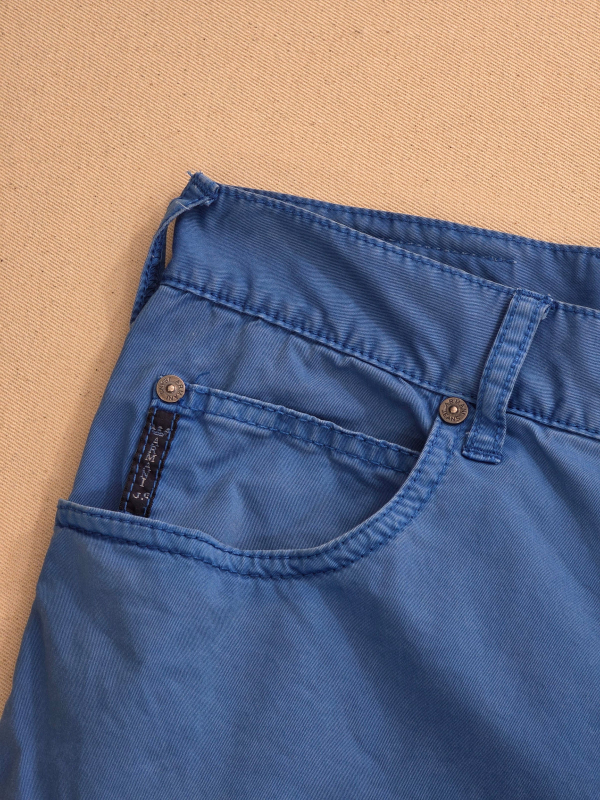 Spodnie męskie Armani Jeans niebieskie chinosy J45 Regular Fit roz. W36 – detal 1 | vntg.studio™