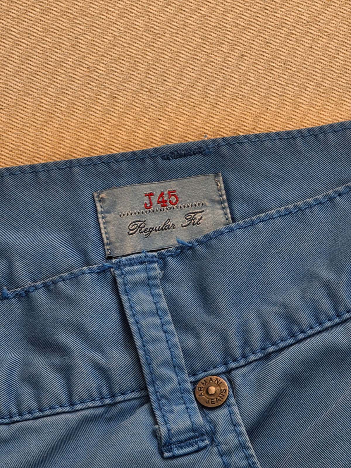 Spodnie męskie Armani Jeans niebieskie chinosy J45 Regular Fit roz. W36 – detal 4 | vntg.studio™