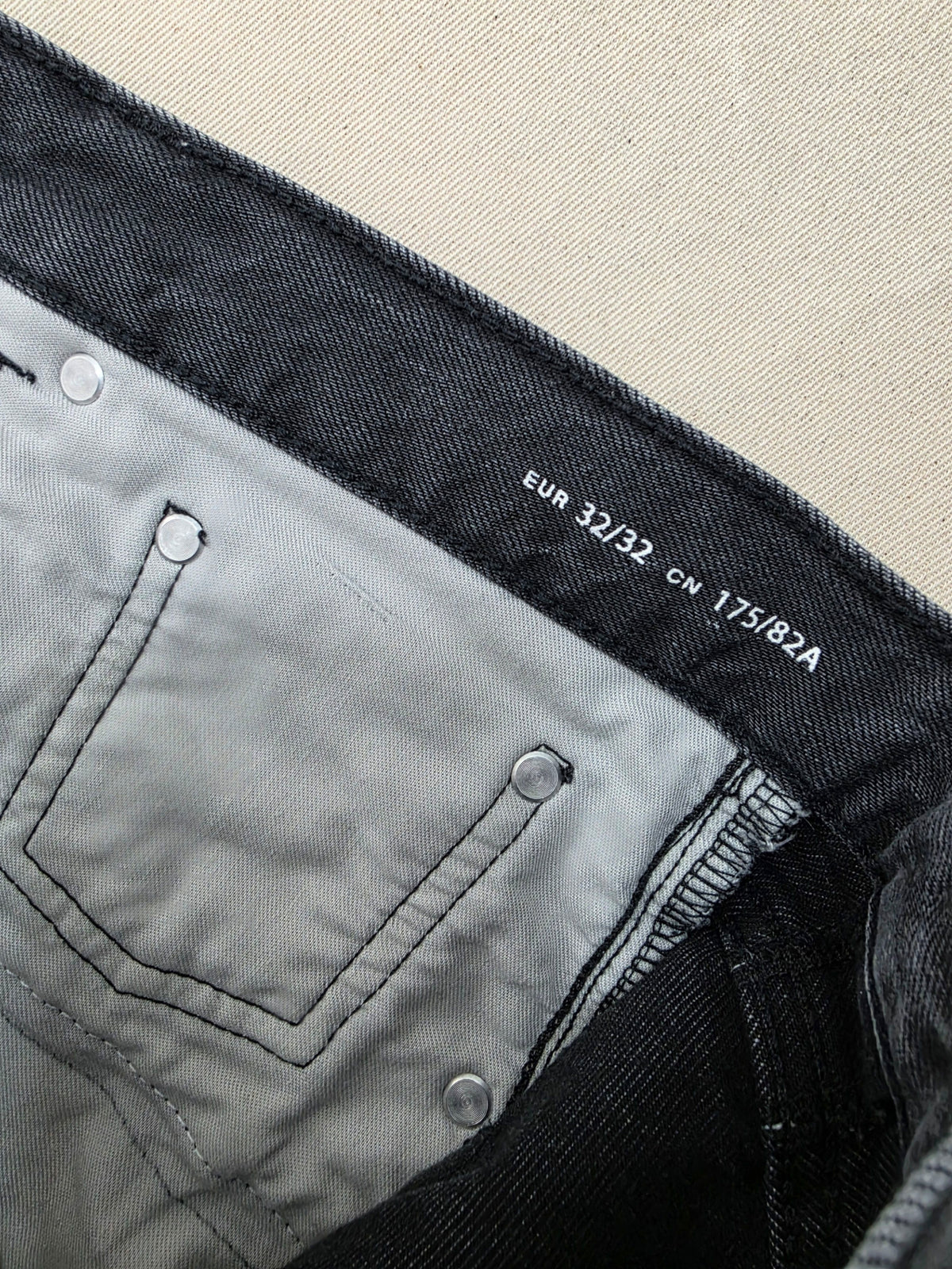 Spodnie jeansowe Arket Coast czarne wycierane roz. 32/32