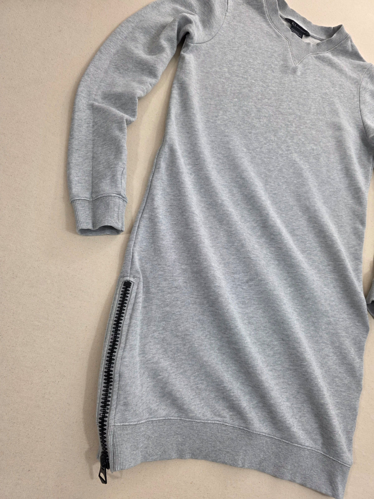 Sukienka dresowa Armani Exchange z zamkiem bocznym bawełniana szara roz. XS