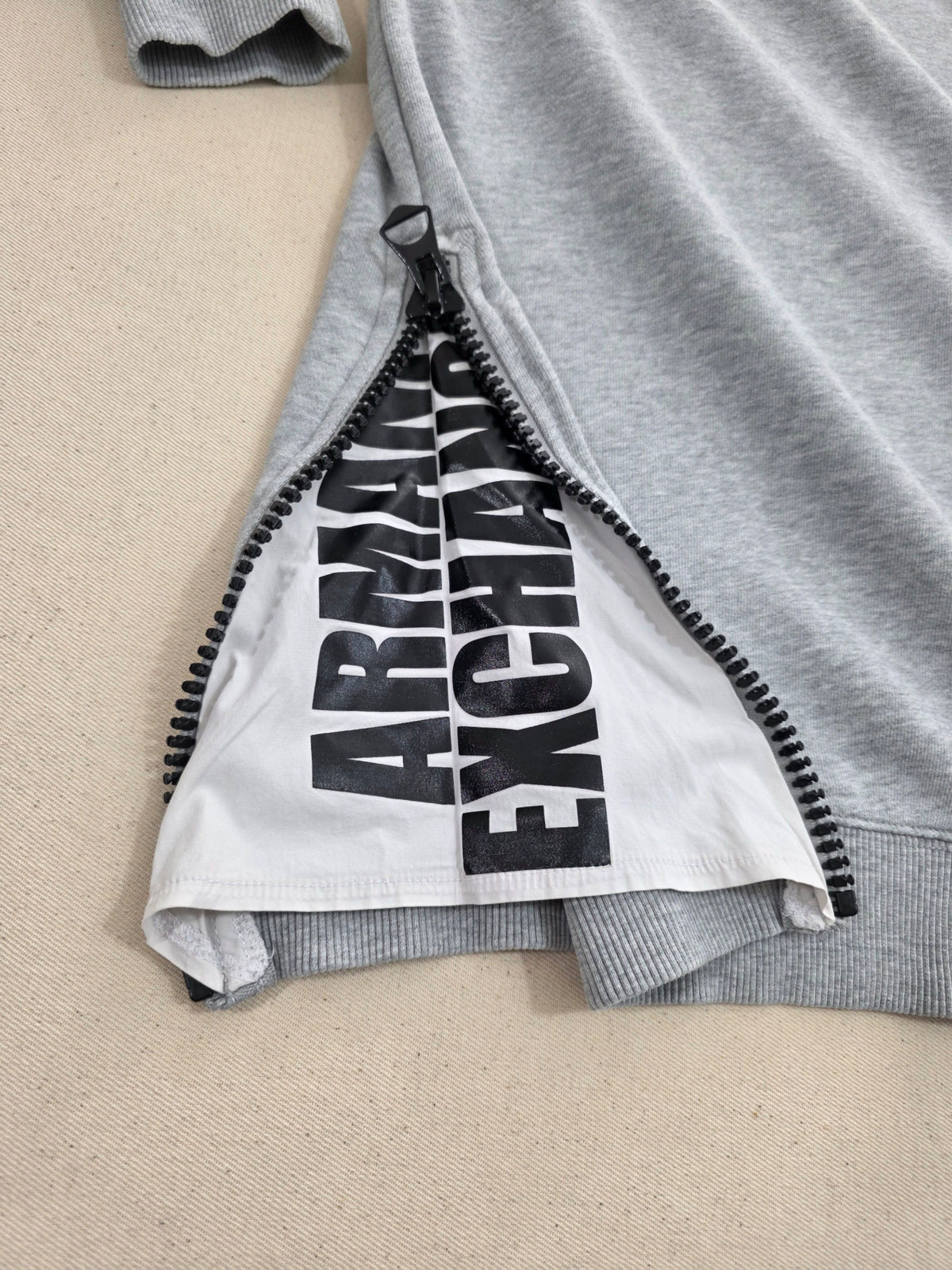 Sukienka dresowa Armani Exchange z zamkiem bocznym bawełniana szara roz. XS