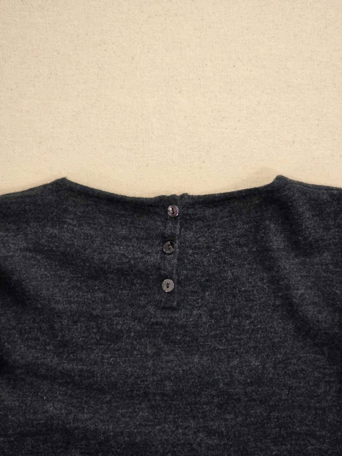 Sweter damski Bellamy z wełny merynosa z falbanami grafitowy roz. S