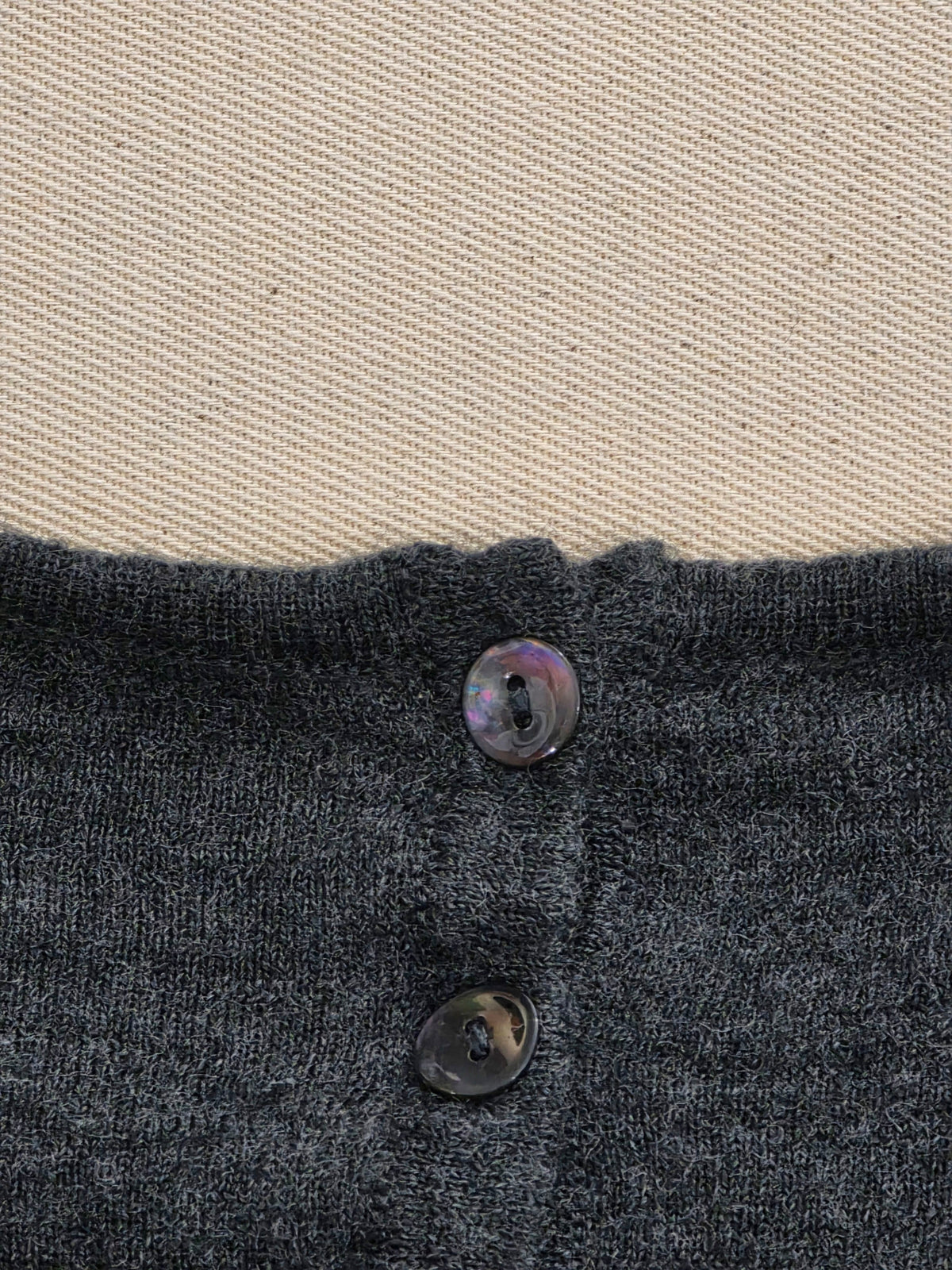 Sweter damski Bellamy z wełny merynosa z falbanami grafitowy roz. S