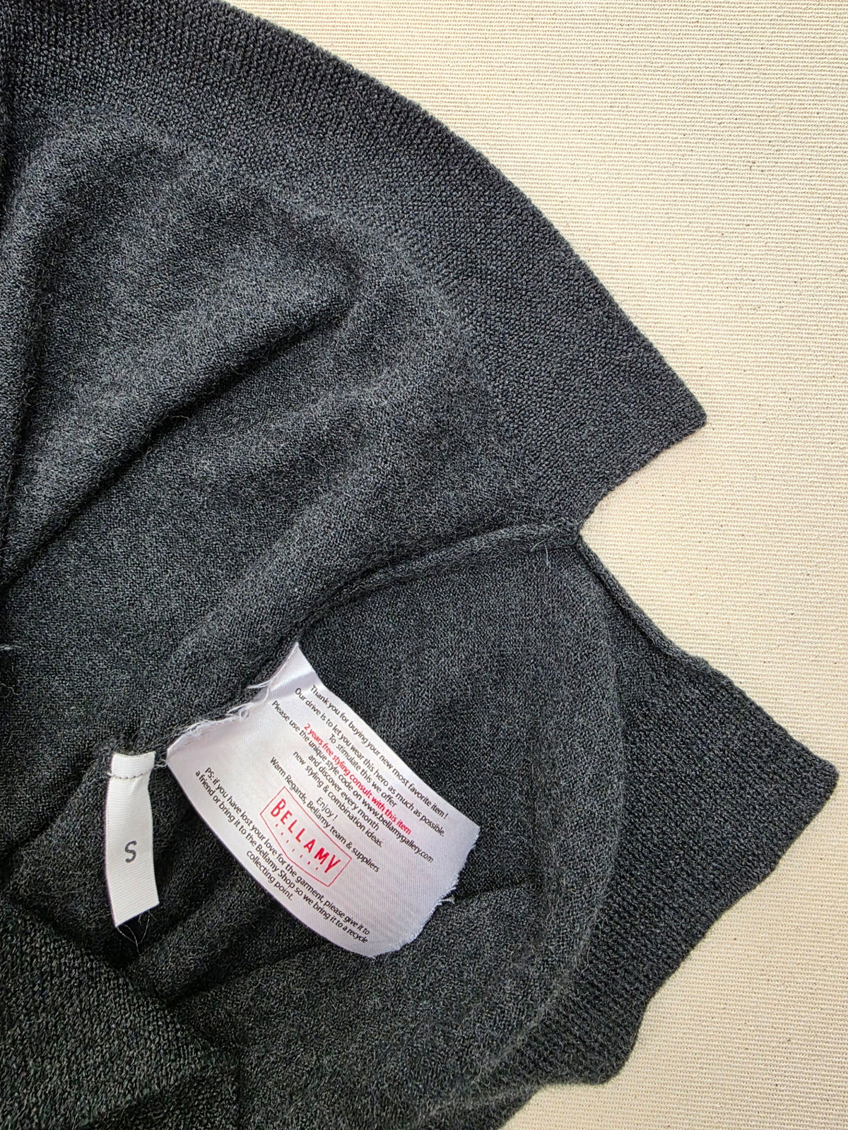 Sweter damski Bellamy z wełny merynosa z falbanami grafitowy roz. S