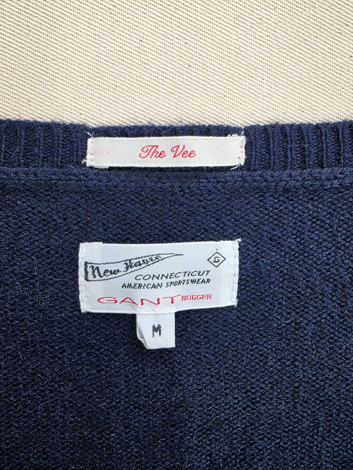 Sweter unisex Gant Rugger wełniany z alpaką granatowy serek roz. M – detal 1 | vntg.studio™