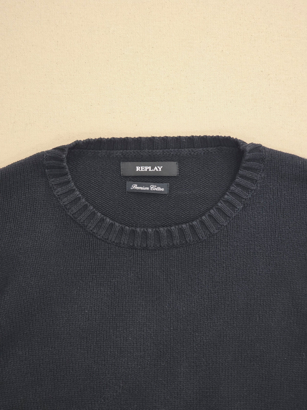 Sweter męski Replay Premium Cotton czarny okrągły dekolt roz. L – detal 1 | vntg.studio™