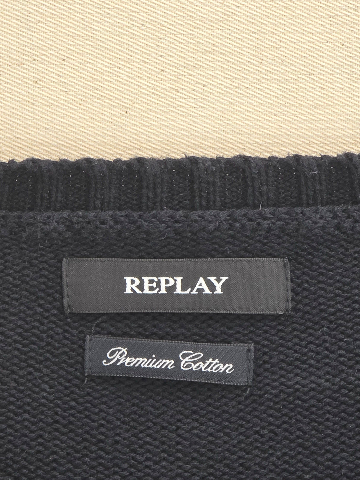 Sweter męski Replay Premium Cotton czarny okrągły dekolt roz. L – detal 2 | vntg.studio™