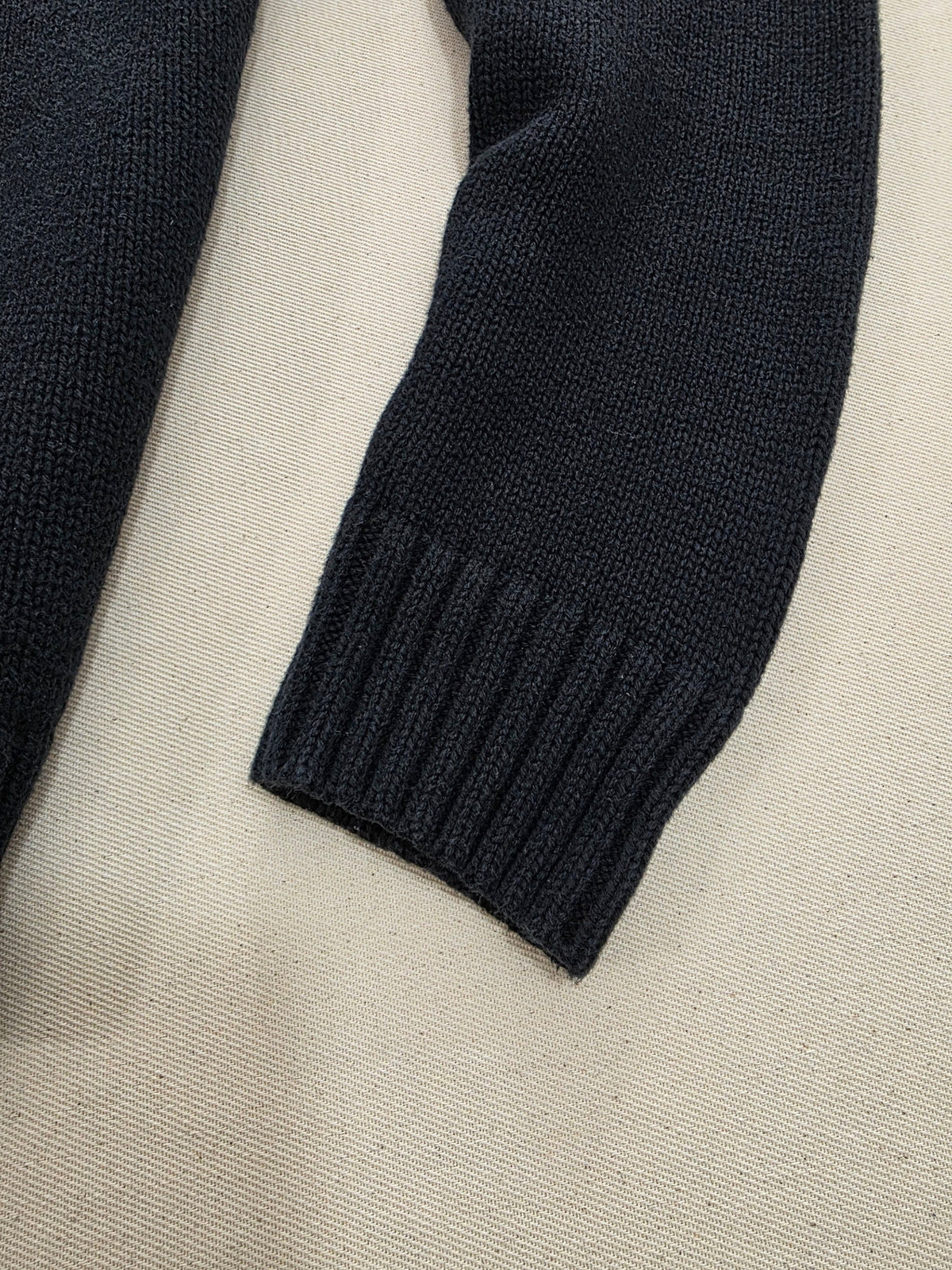 Sweter męski Replay Premium Cotton czarny okrągły dekolt roz. L – detal 4 | vntg.studio™