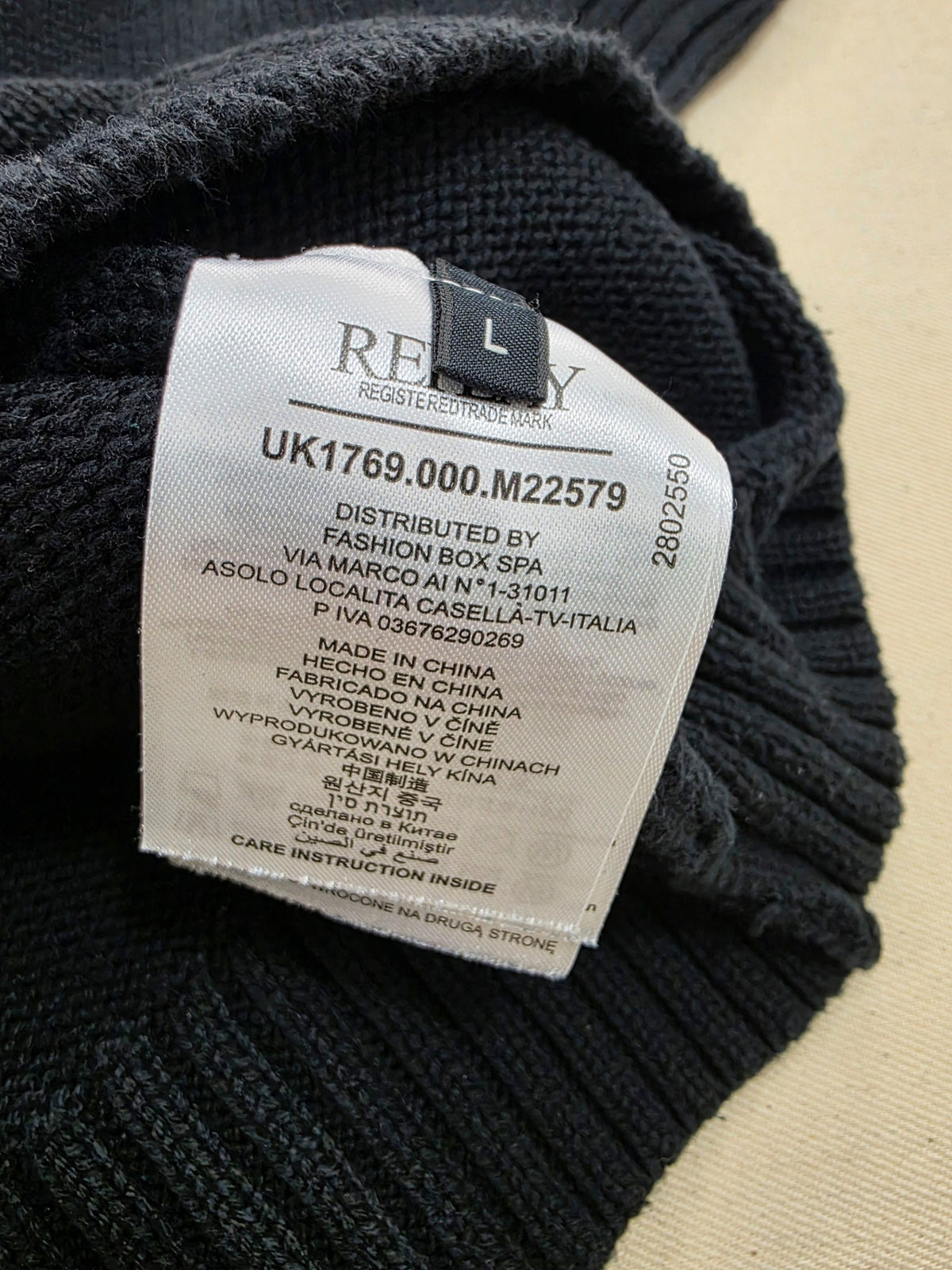 Sweter męski Replay Premium Cotton czarny okrągły dekolt roz. L – detal 5 | vntg.studio™