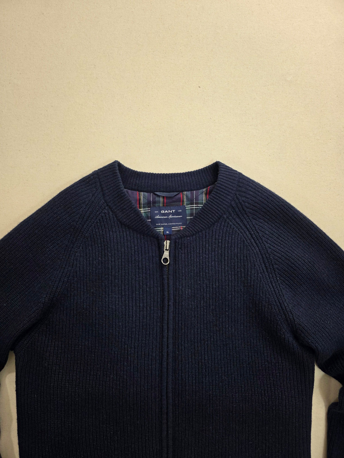 Cardigan męski Gant wełniany z pikowaną podszewką granatowy roz. XL – detal 1 | vntg.studio™