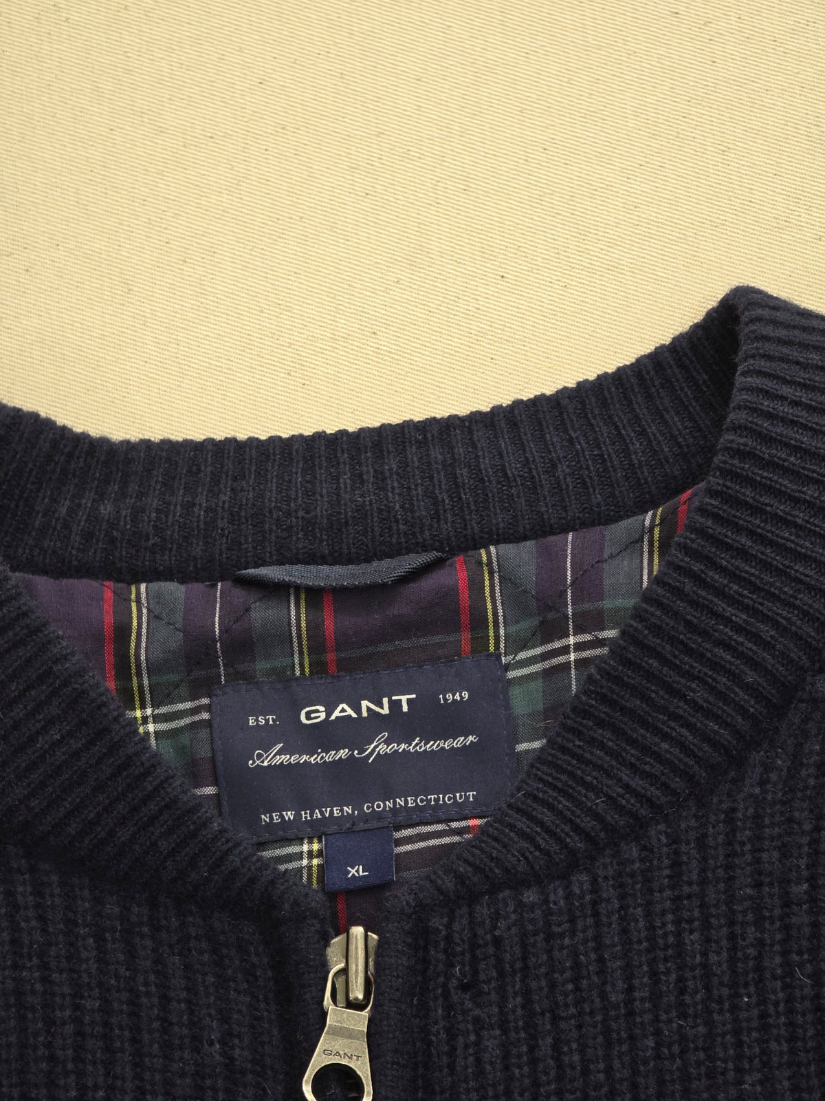 Cardigan męski Gant wełniany z pikowaną podszewką granatowy roz. XL – detal 2 | vntg.studio™