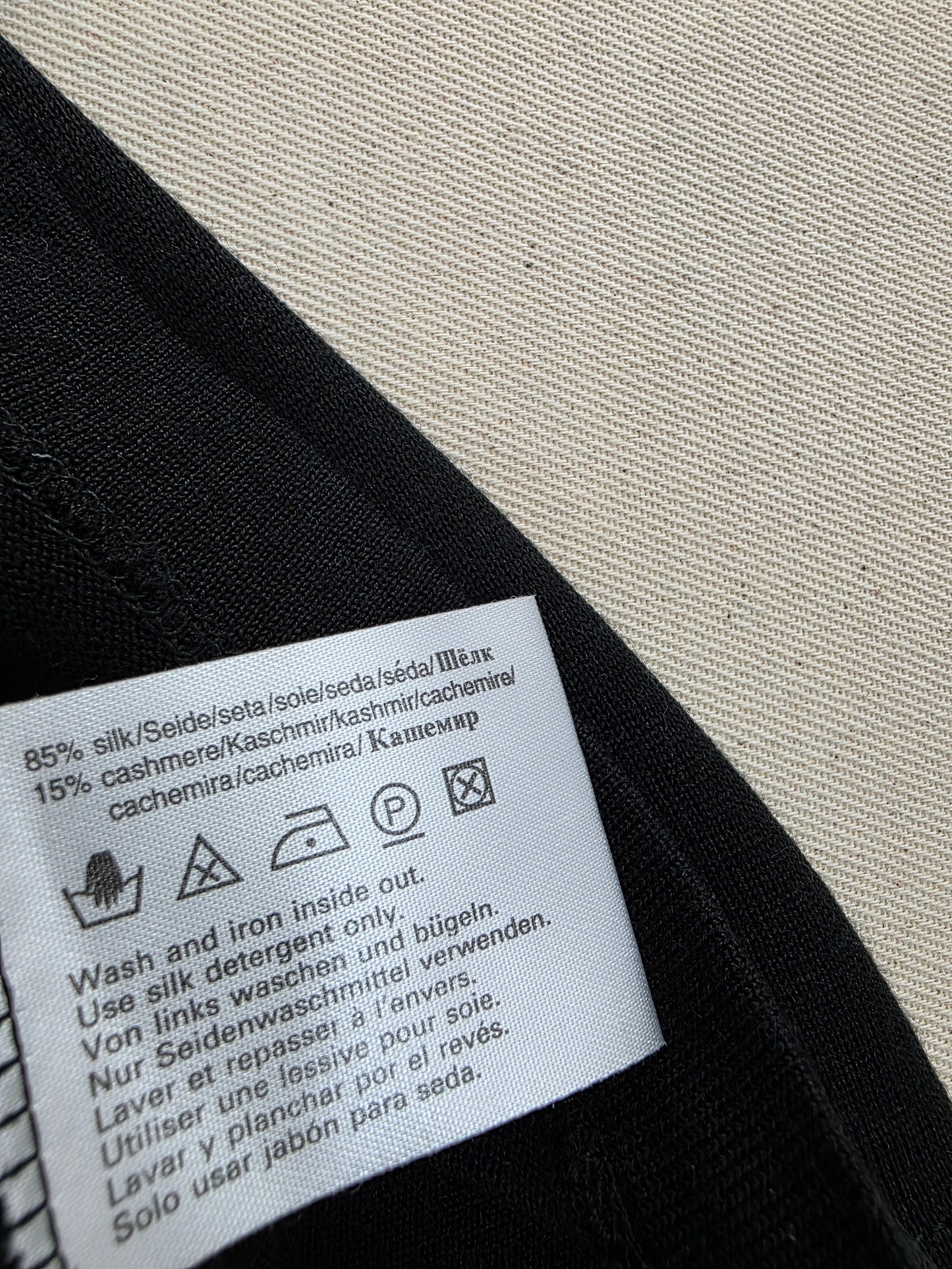 Hugo Boss czarny sweter v-neck 85% jedwab 15% kaszmir slim fit rozm. L
