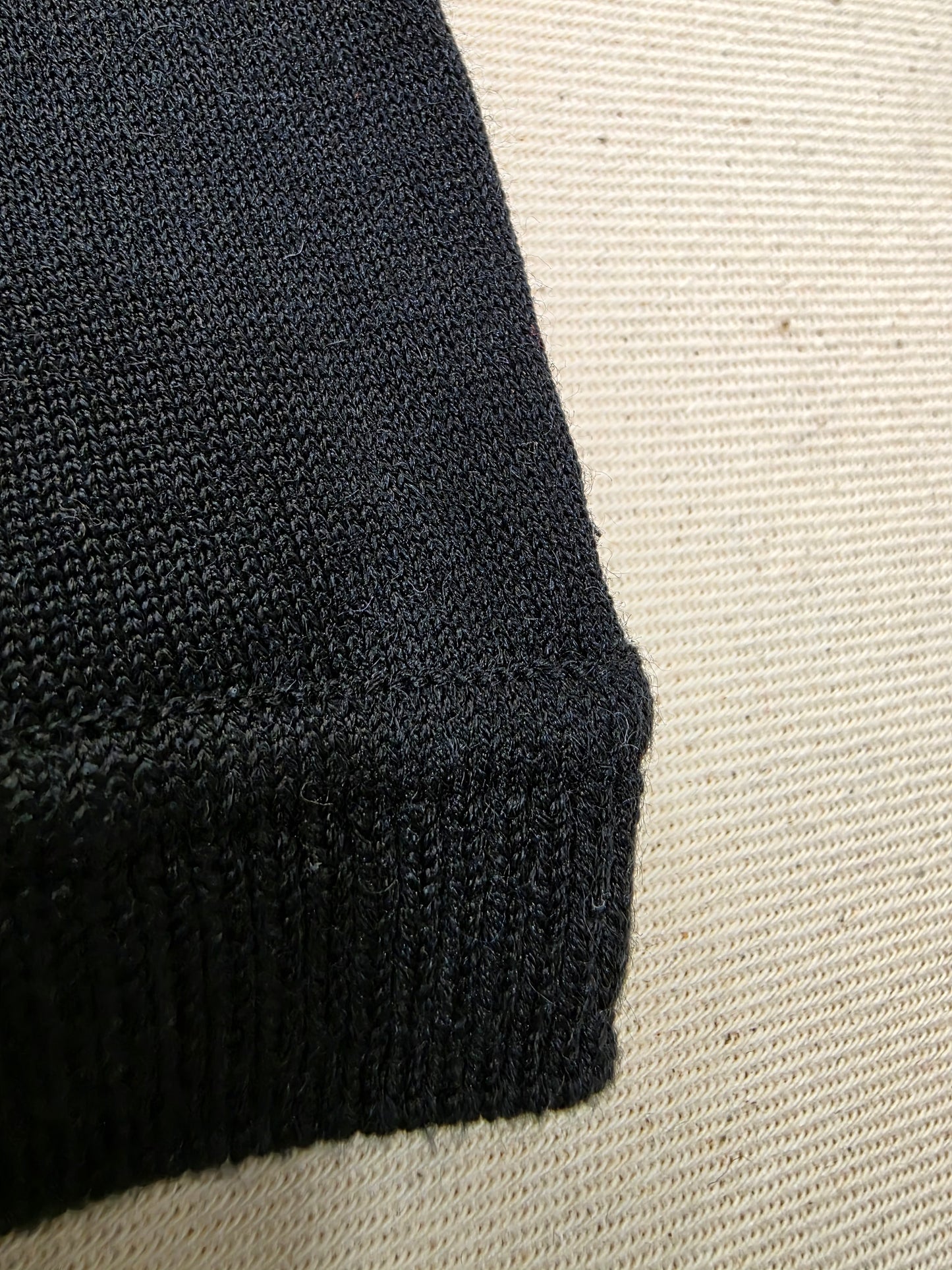 Hugo Boss czarny sweter v-neck 85% jedwab 15% kaszmir slim fit rozm. L