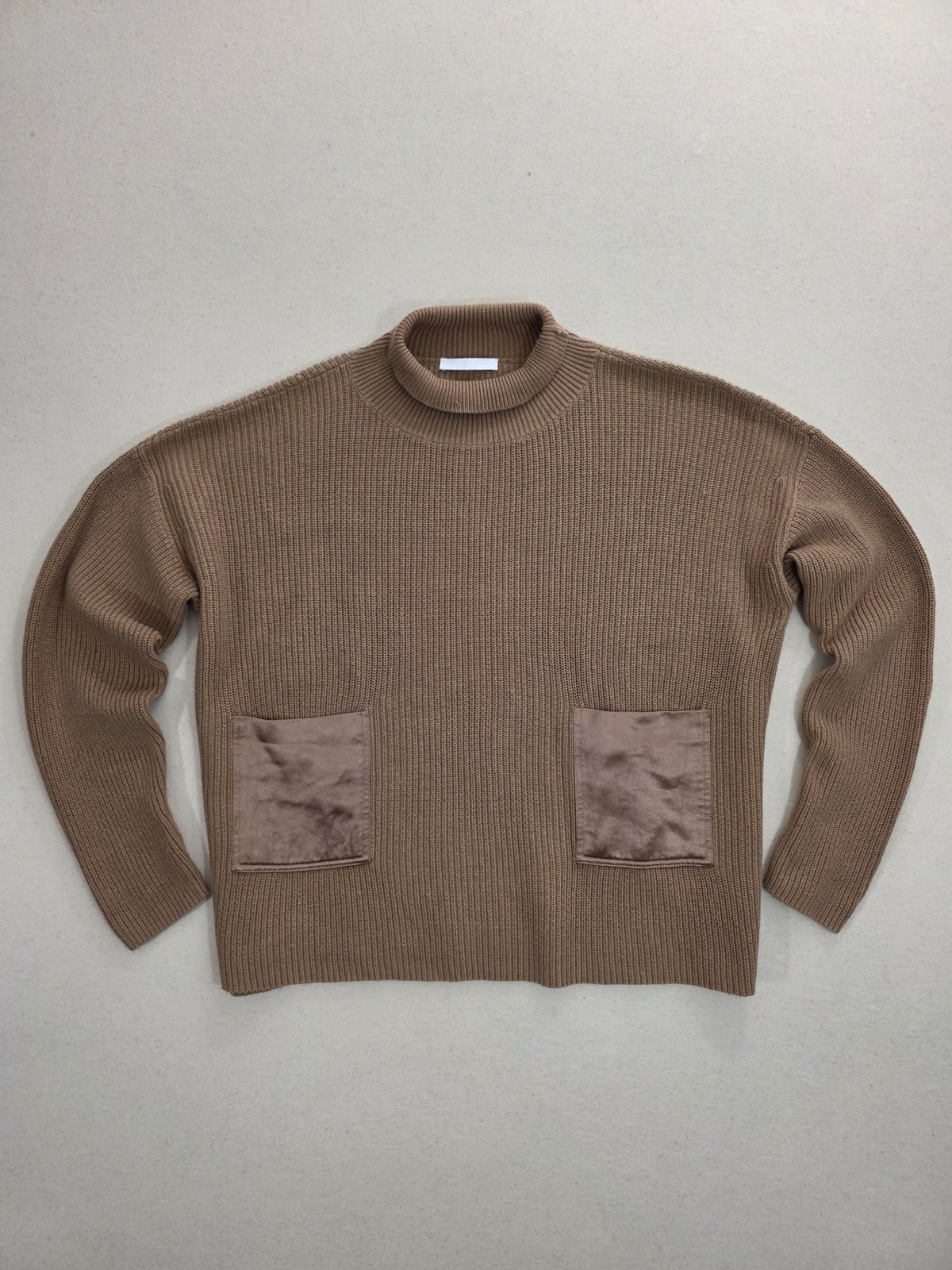 Sweter damski oversize Hugo Boss z bawełny i kaszmiru camel z kieszonkami roz. L – widok tyłu | vntg.studio™