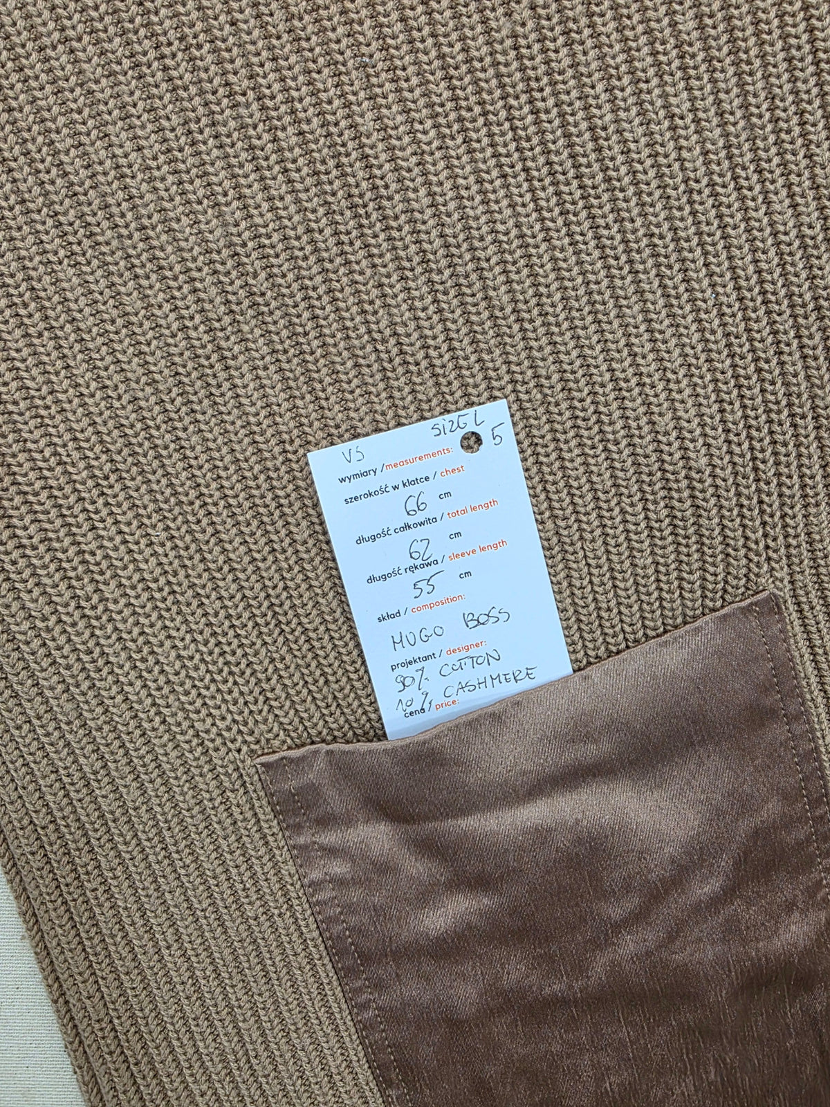 Sweter damski oversize Hugo Boss z bawełny i kaszmiru camel z kieszonkami roz. L – detal 9 | vntg.studio™