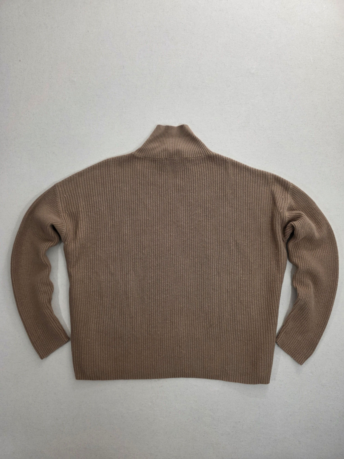 Sweter damski oversize Hugo Boss z bawełny i kaszmiru camel z kieszonkami roz. L – detal 10 | vntg.studio™
