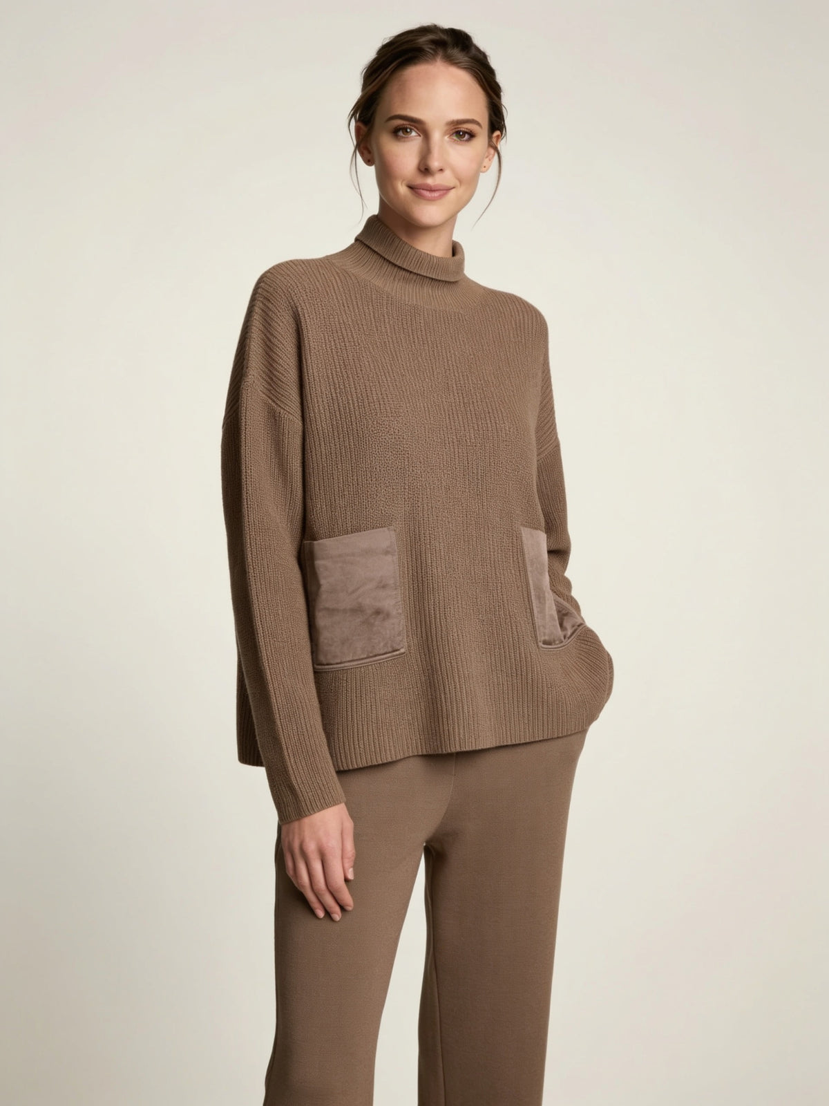 Sweter damski oversize Hugo Boss z bawełny i kaszmiru camel z kieszonkami roz. L – widok frontu | vntg.studio™