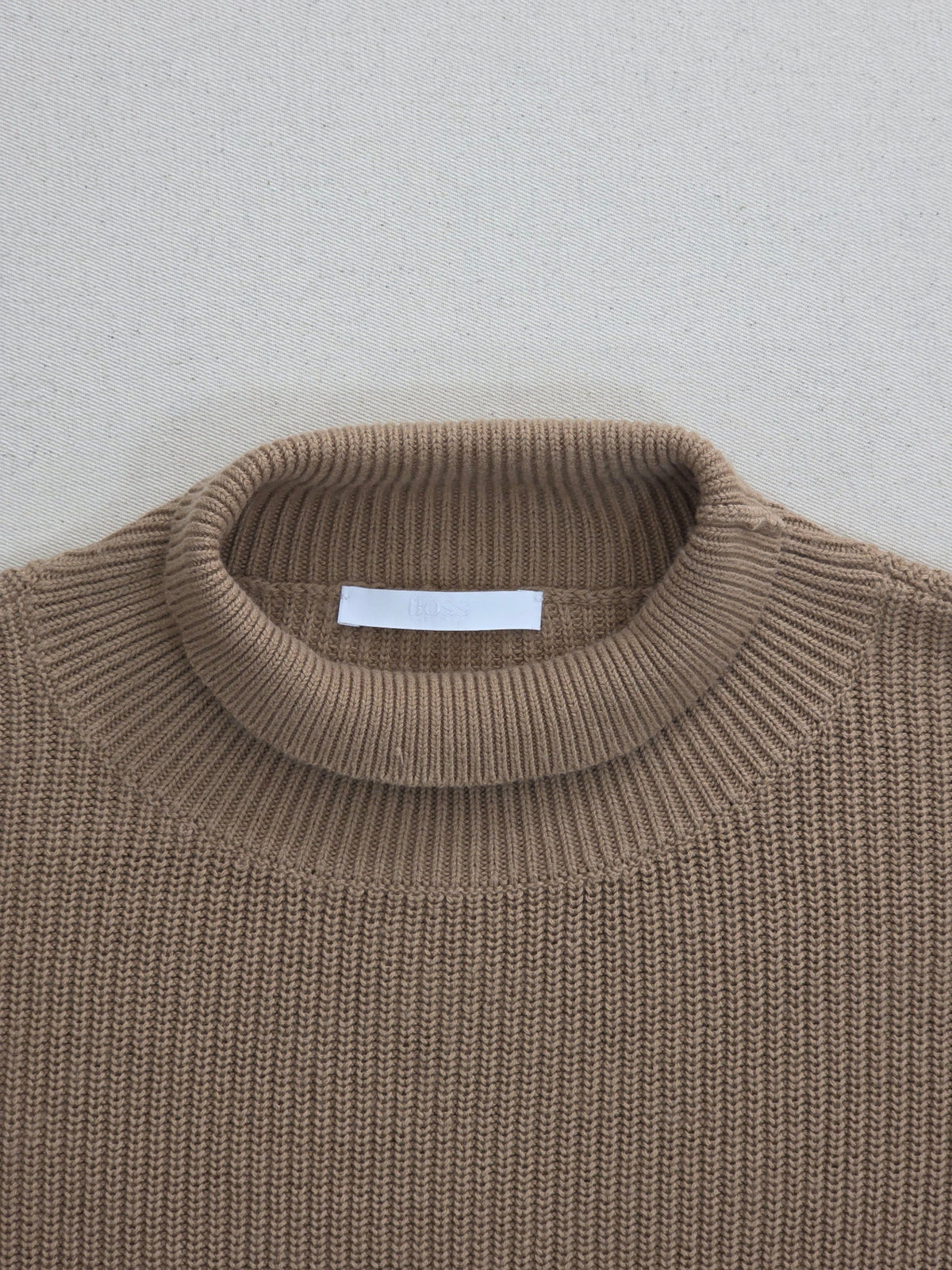 Sweter damski oversize Hugo Boss z bawełny i kaszmiru camel z kieszonkami roz. L – detal 1 | vntg.studio™
