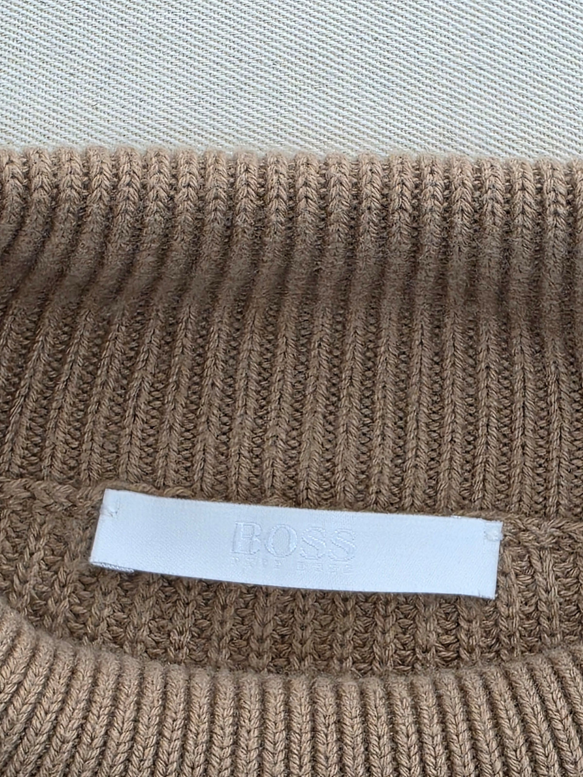 Sweter damski oversize Hugo Boss z bawełny i kaszmiru camel z kieszonkami roz. L – detal 2 | vntg.studio™