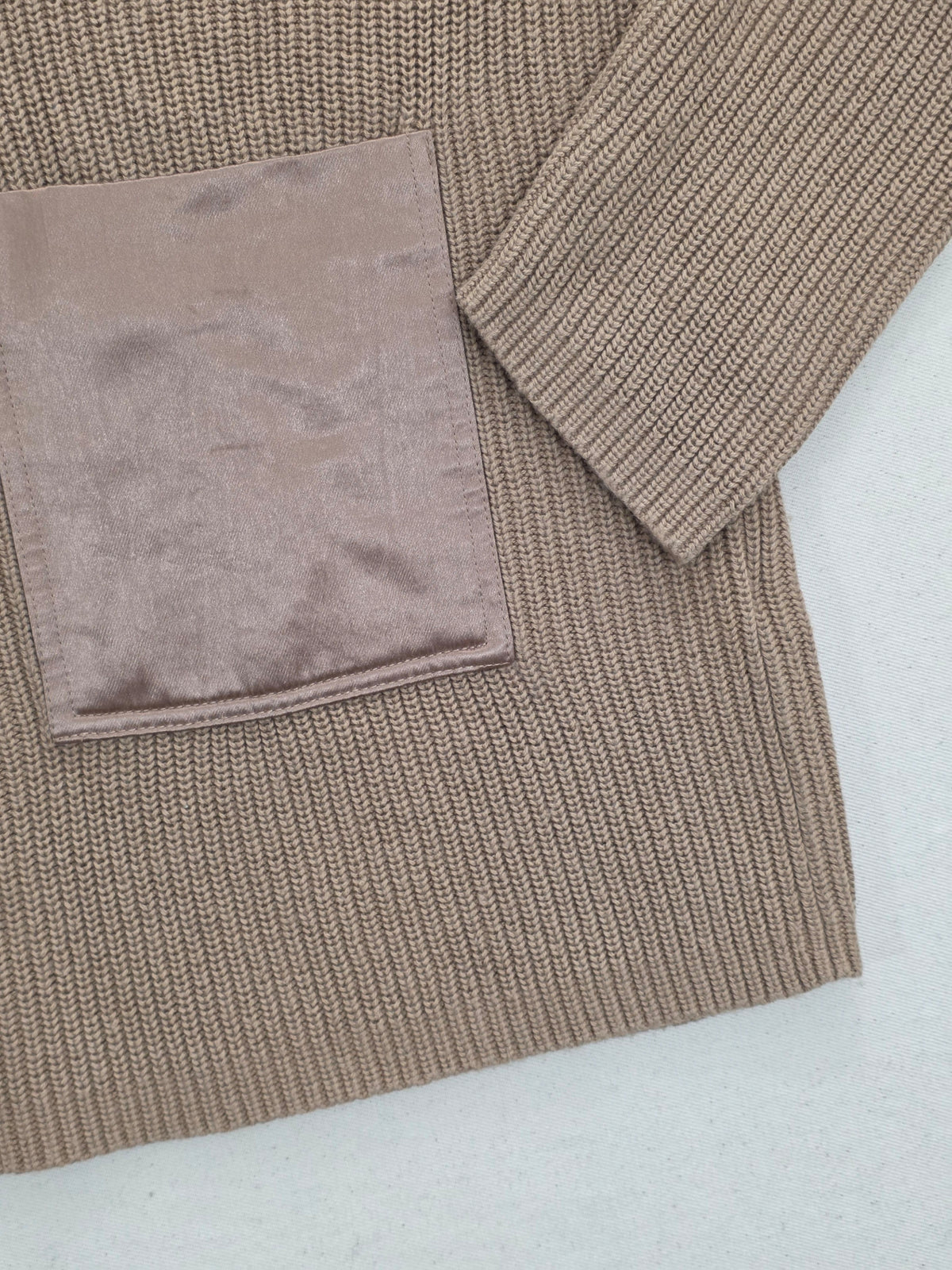 Sweter damski oversize Hugo Boss z bawełny i kaszmiru camel z kieszonkami roz. L – detal 4 | vntg.studio™