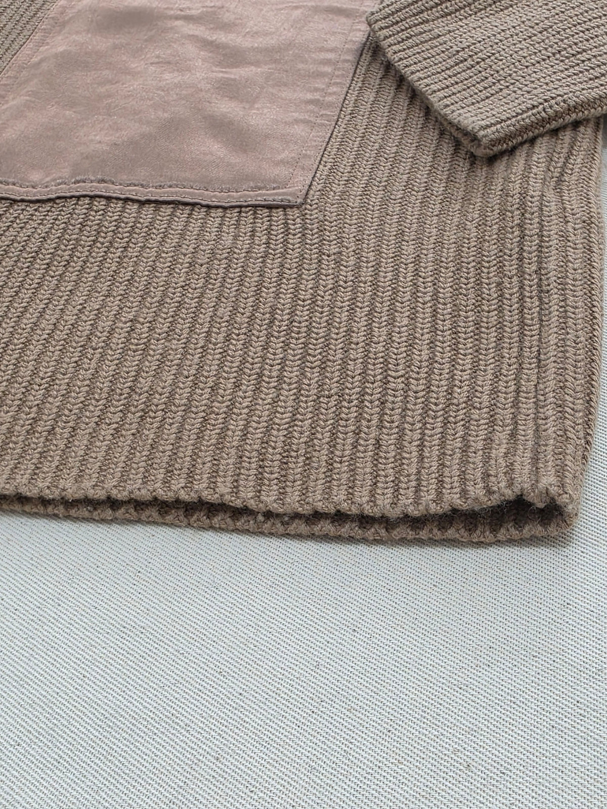 Sweter damski oversize Hugo Boss z bawełny i kaszmiru camel z kieszonkami roz. L – detal 5 | vntg.studio™
