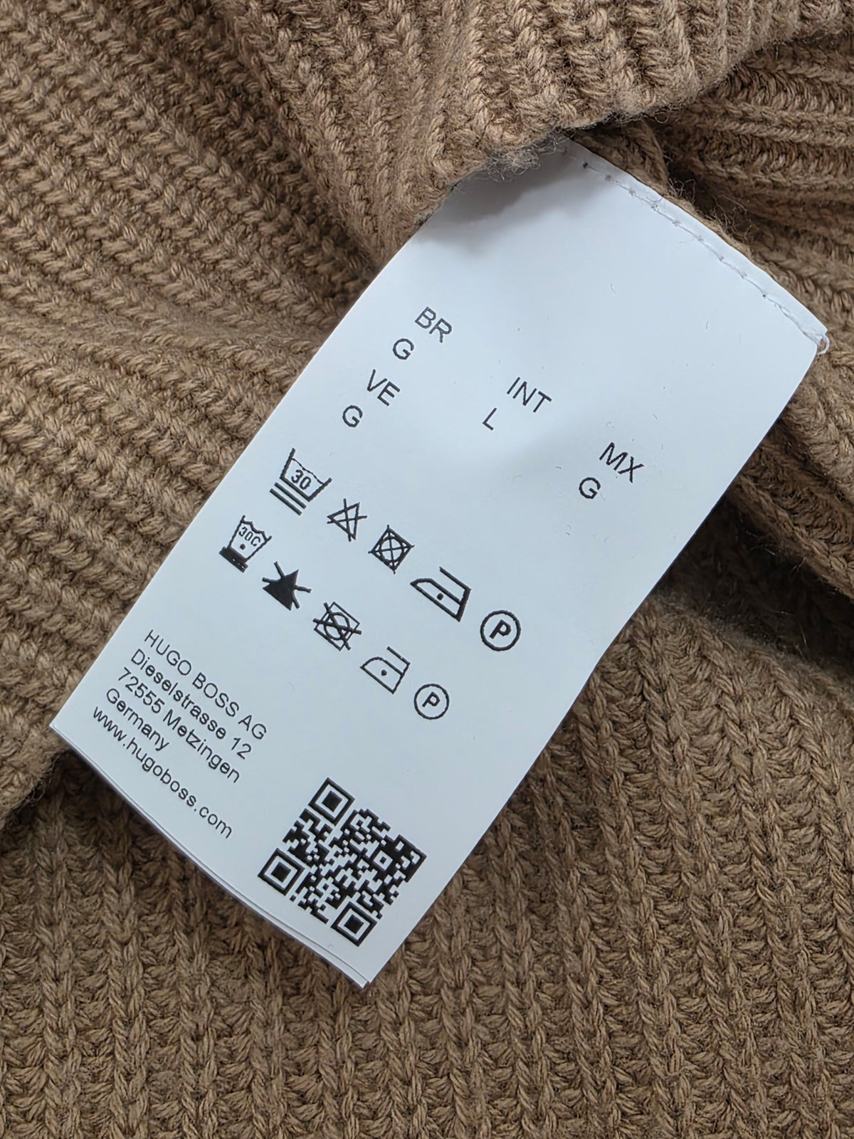 Sweter damski oversize Hugo Boss z bawełny i kaszmiru camel z kieszonkami roz. L – detal 6 | vntg.studio™